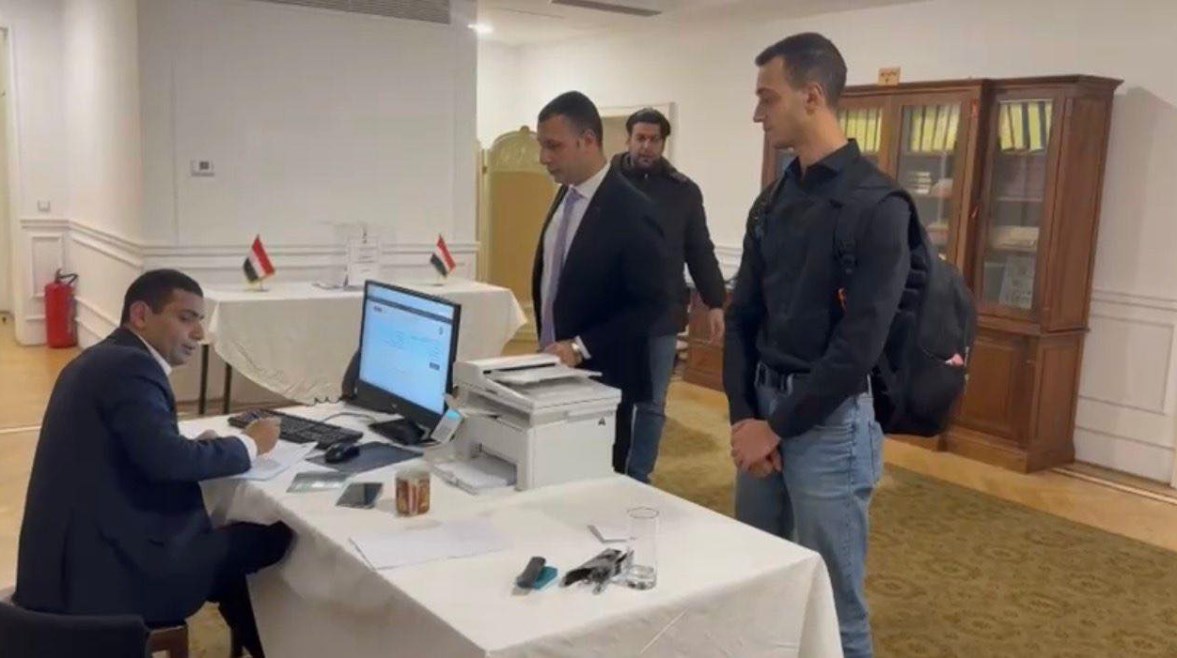 توافد الناخبين للإدلاء بأصواتهم في أثينا 