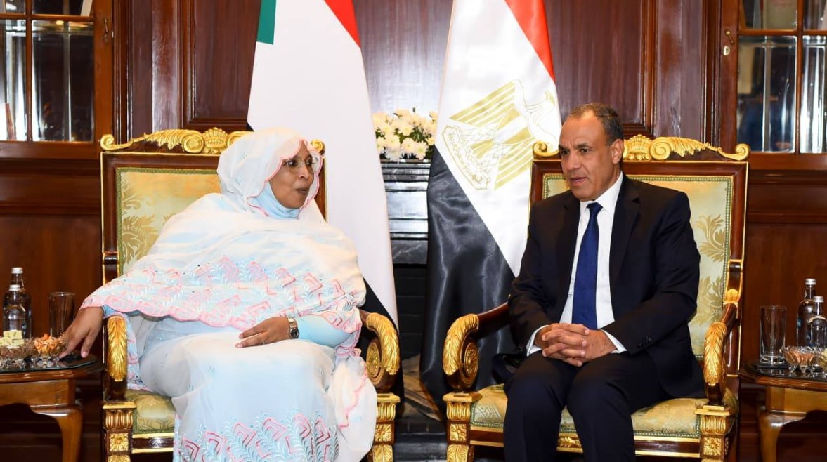 وزير الخارجية خلال لقائه وزيرة شؤون مجلس الوزراء السوداني