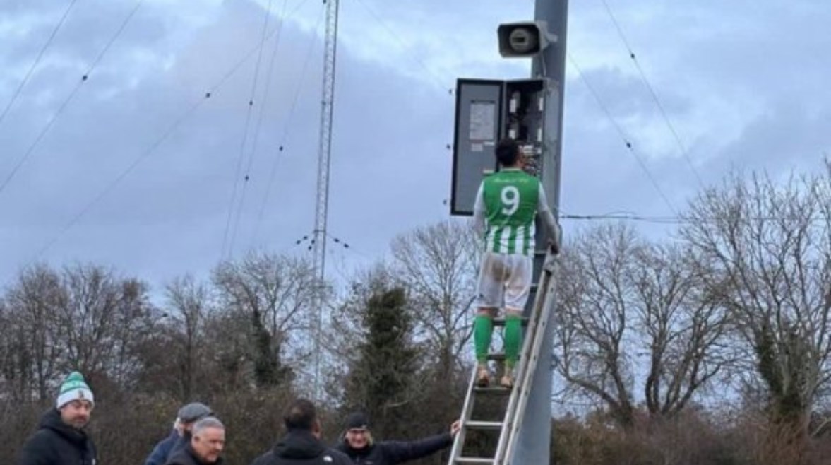 تشارلز كلوفر لاعب رستول أثناء محاولة إعادة التيار الكهربائي