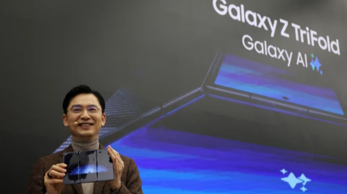 سامسونج تطرح هاتف ثلاثي الطي 