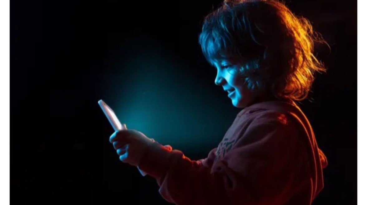 دراسة جديدة تحذر من تأثير وسائل التواصل الاجتماعي على نمو دماغ الأطفال 