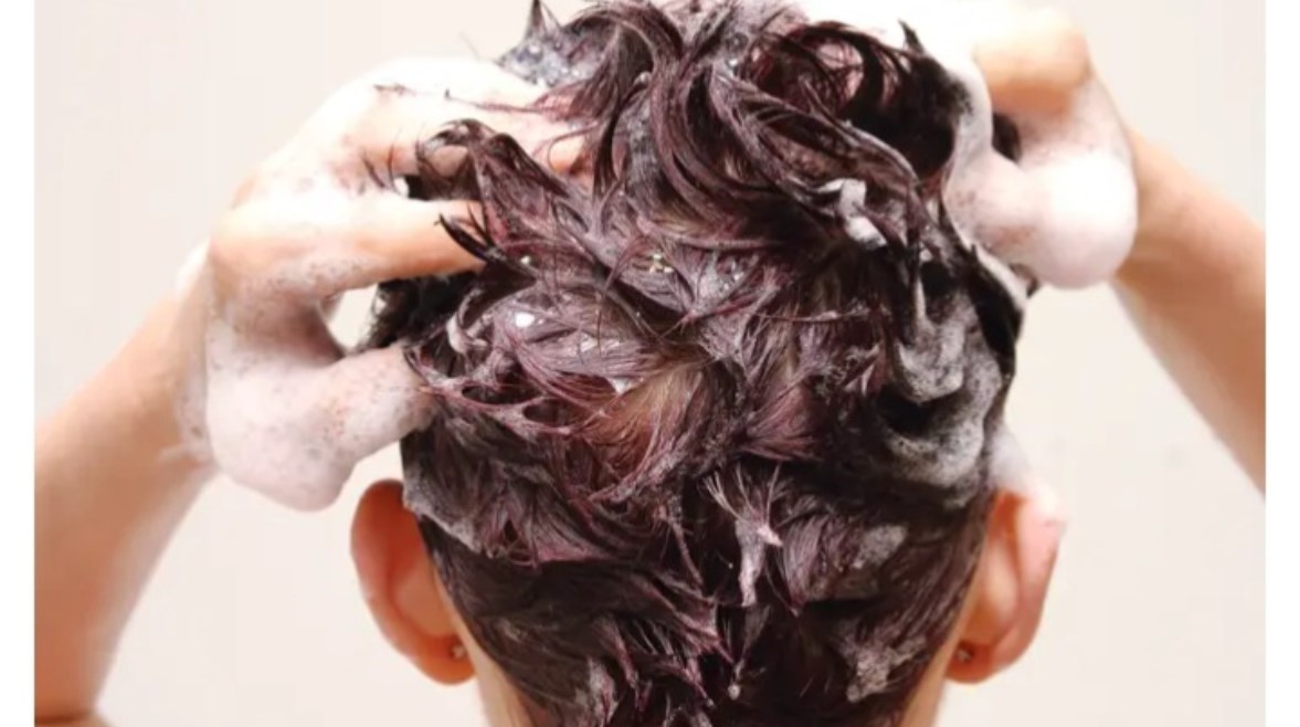 التعرض للدش الساخن بشكل يومي يؤثر على الشعر 