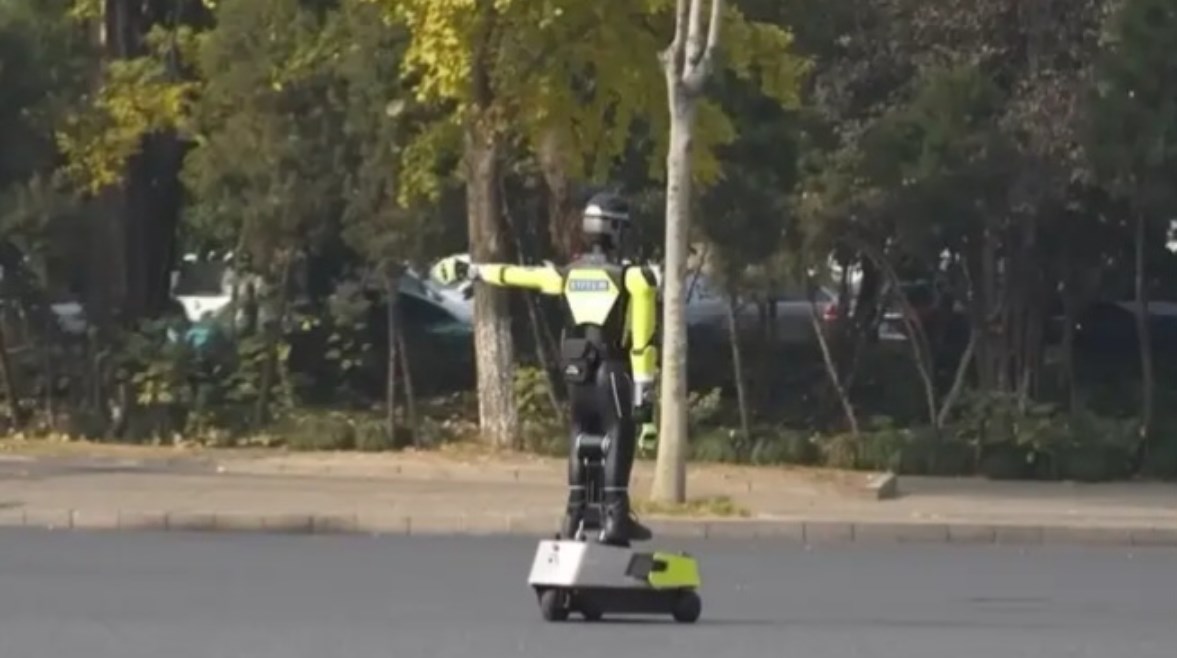 روبوت بشري لتنظيم حركة المرور في شوارع الصين