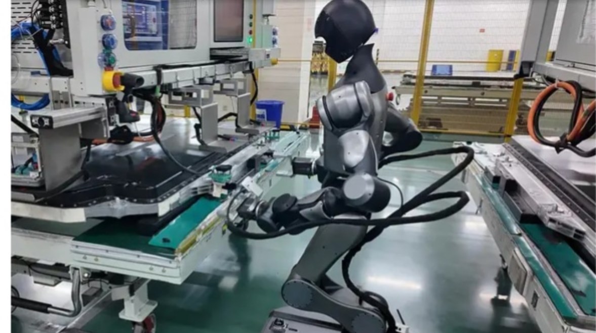 روبوتات عاملة بالمصانع