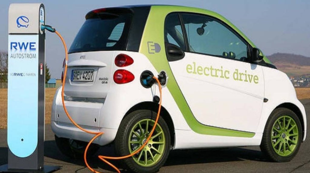 شحن سيارة كهربائية ــ تعبيرية 