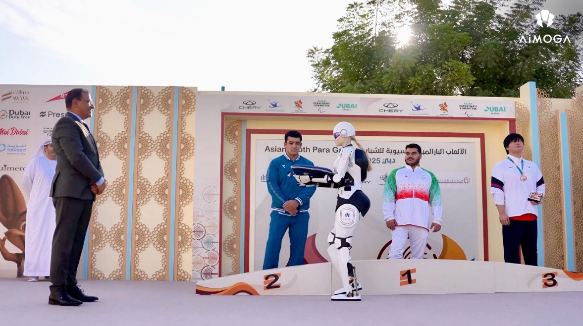 روبوتات شيري تسلم أبطال ذوي الهمم الميداليات