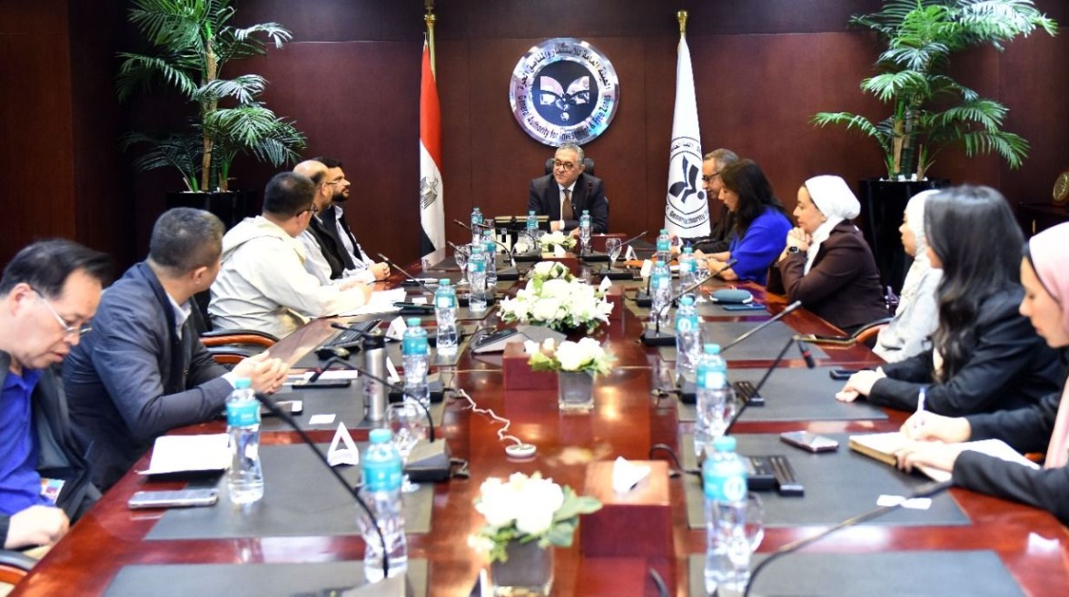 جانب من اللقاء بين هيبة، وفد من شركة Fountain Set Limited الصينية، وشركة Elegance Apparel Garments Freezone 