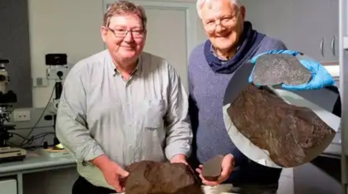 هول مع الصخرة الغريبة