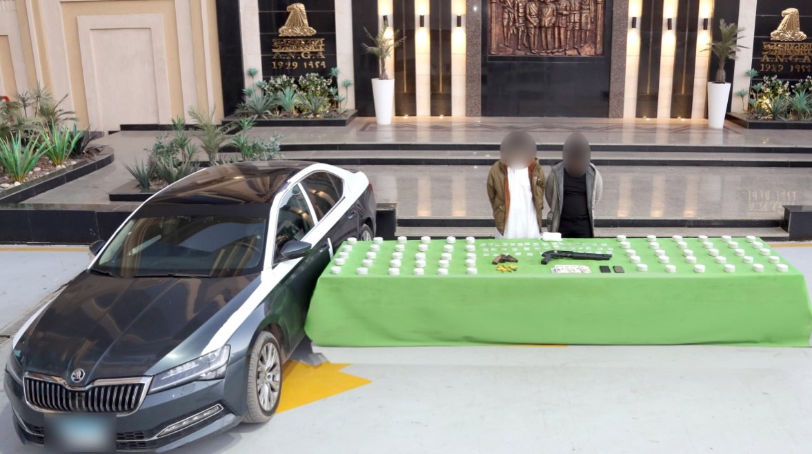 المضبوطات التي تم العثور عليها مع المتهمين