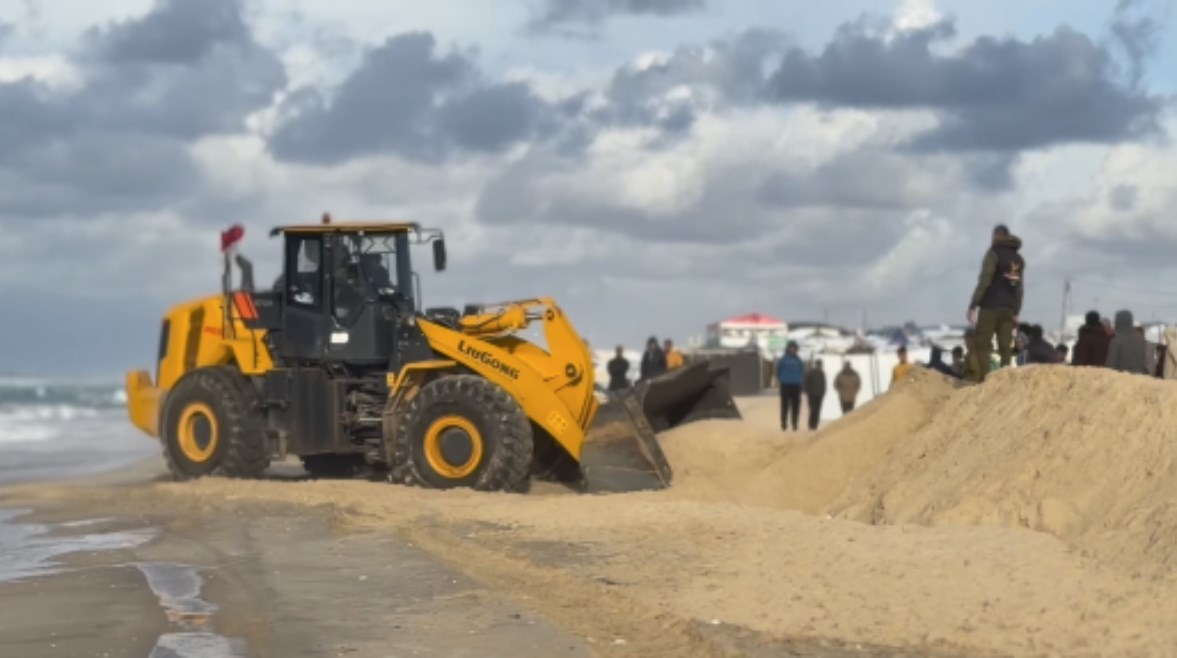بلدوزر مصري على شواطئ غزة