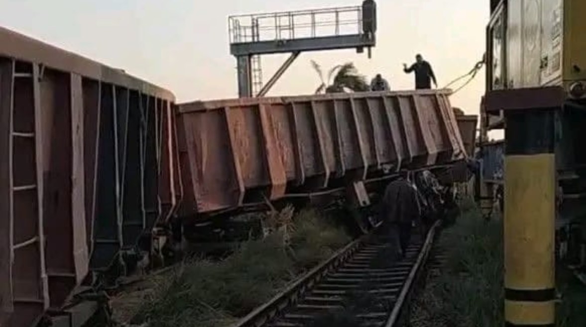لحظة خروج عربة قطار بضائع عن شريط السكك الحديدية