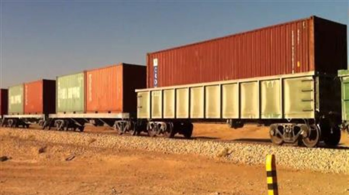 صناديق كونتنر محملة أعلى قطار