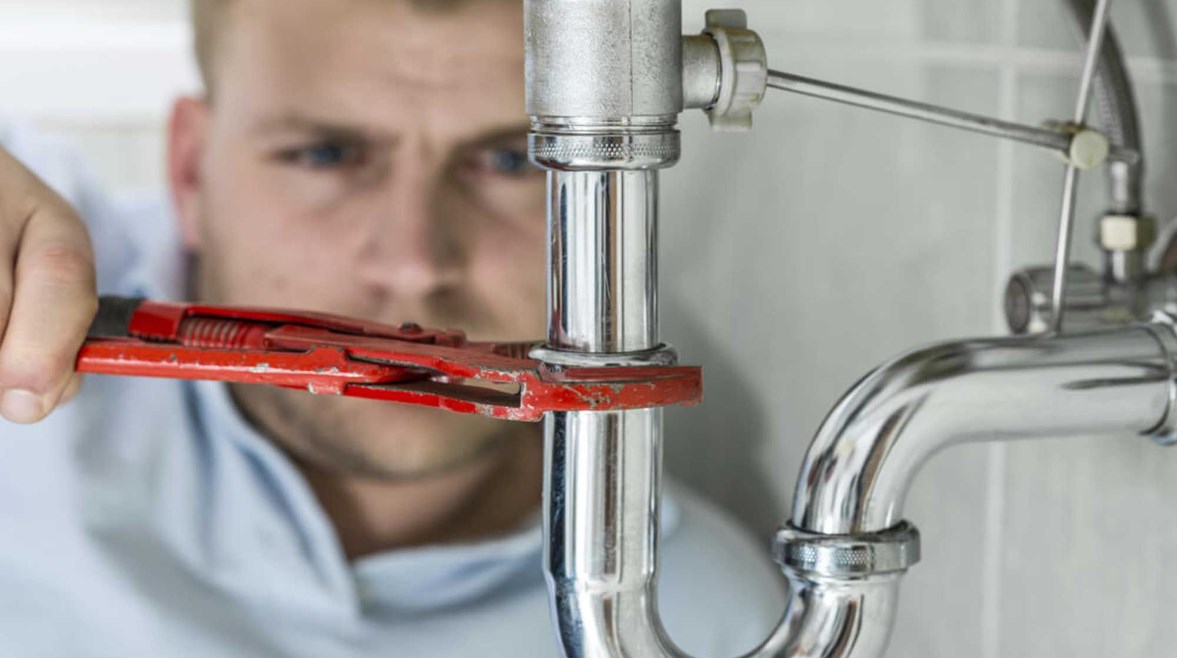 خوفًا من الـ “AI”، البريطانيون يتجهون لمهن السباكة والنجارة - تليجراف مصر