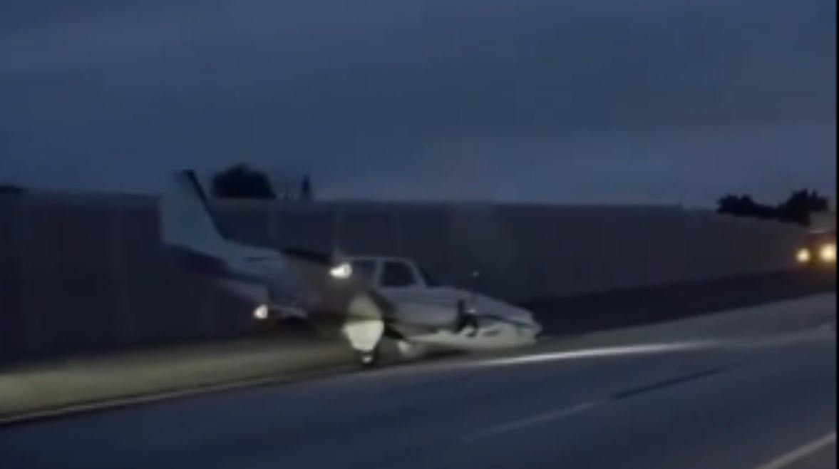 سقوط الطائرة على الطريق