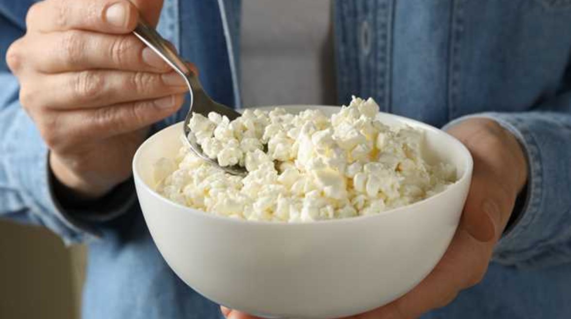 إمرأة تتناول جبنة قريش