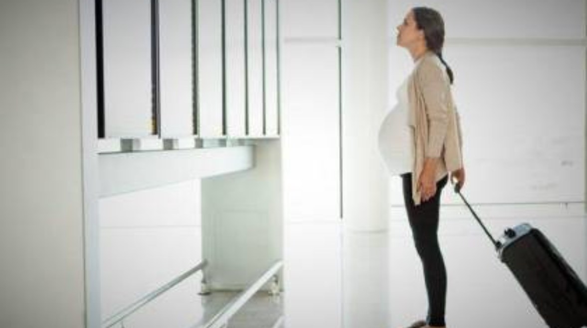 إمرأة حامل في المطار