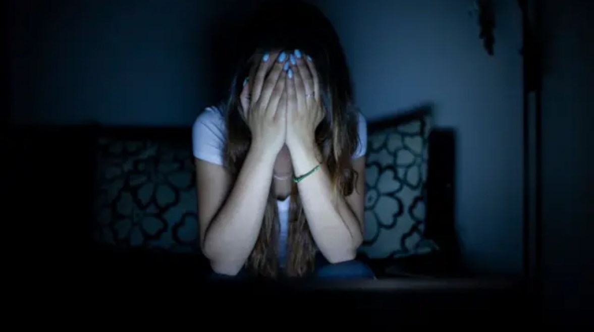 سيدة تعاني مشكلة - تعبيرية