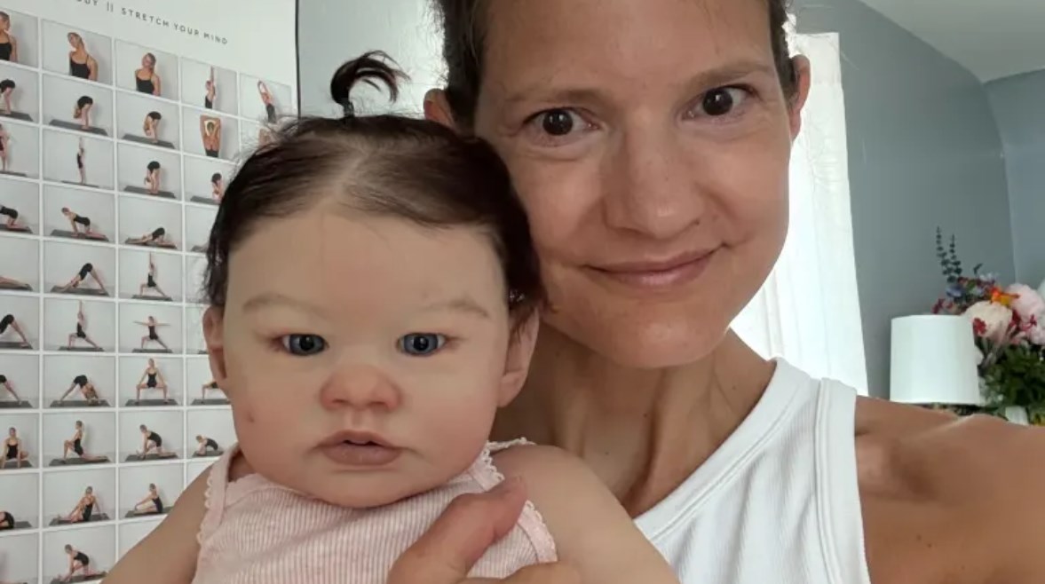  جينا كاسوف مع دمية