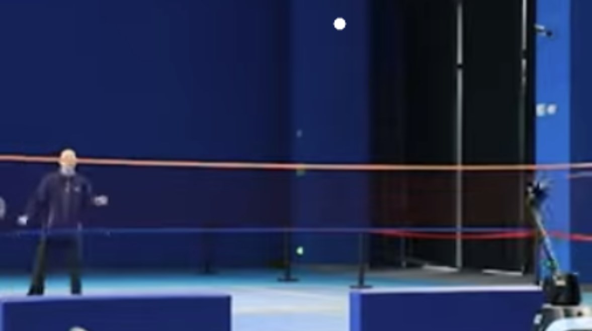 الروبوت أثناء تبادل الكرة مع شخص 