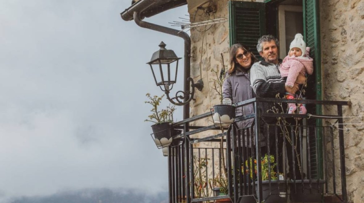 لارا مع والديها