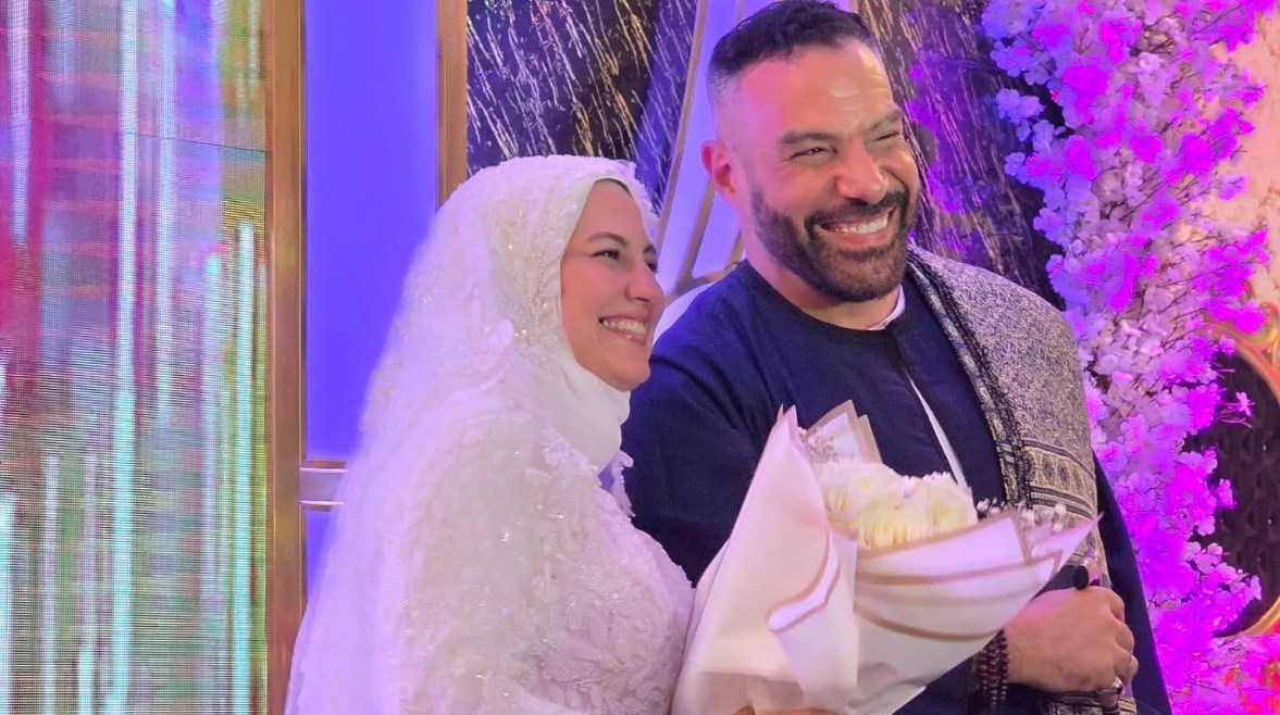 محمد خميس وزوجته