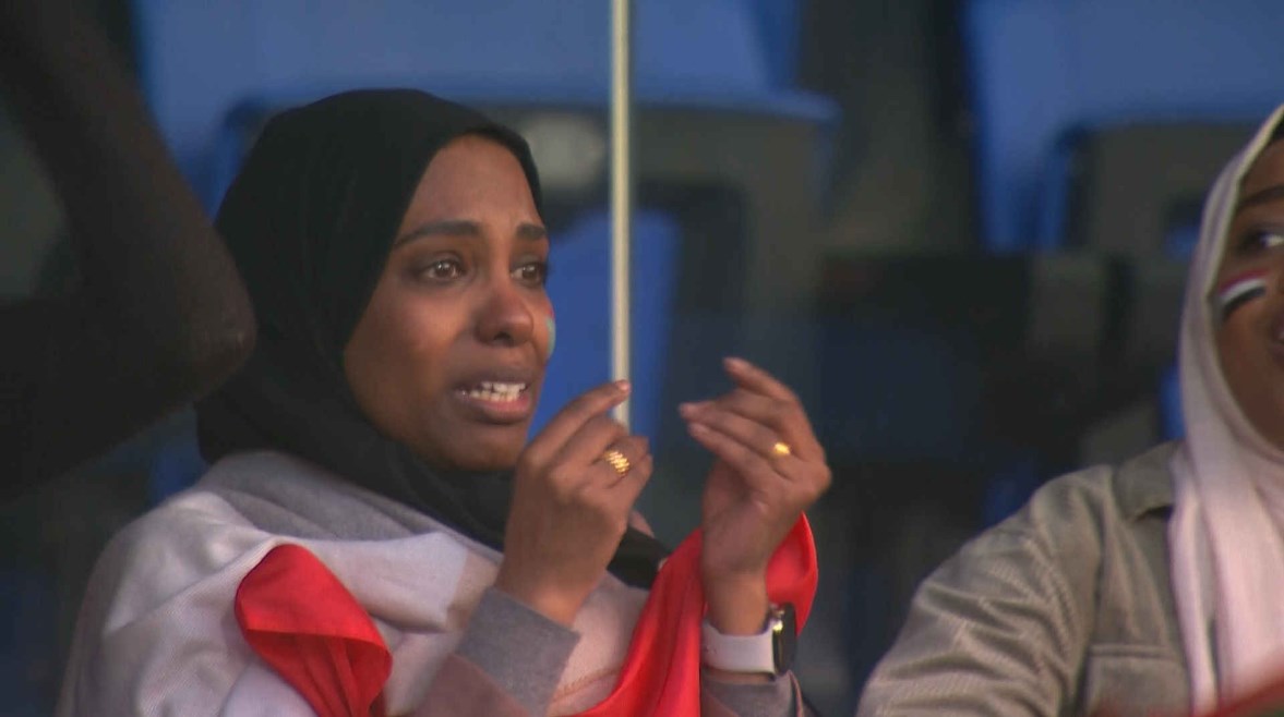 مشجعة سودانية في مدرجات الملعب 