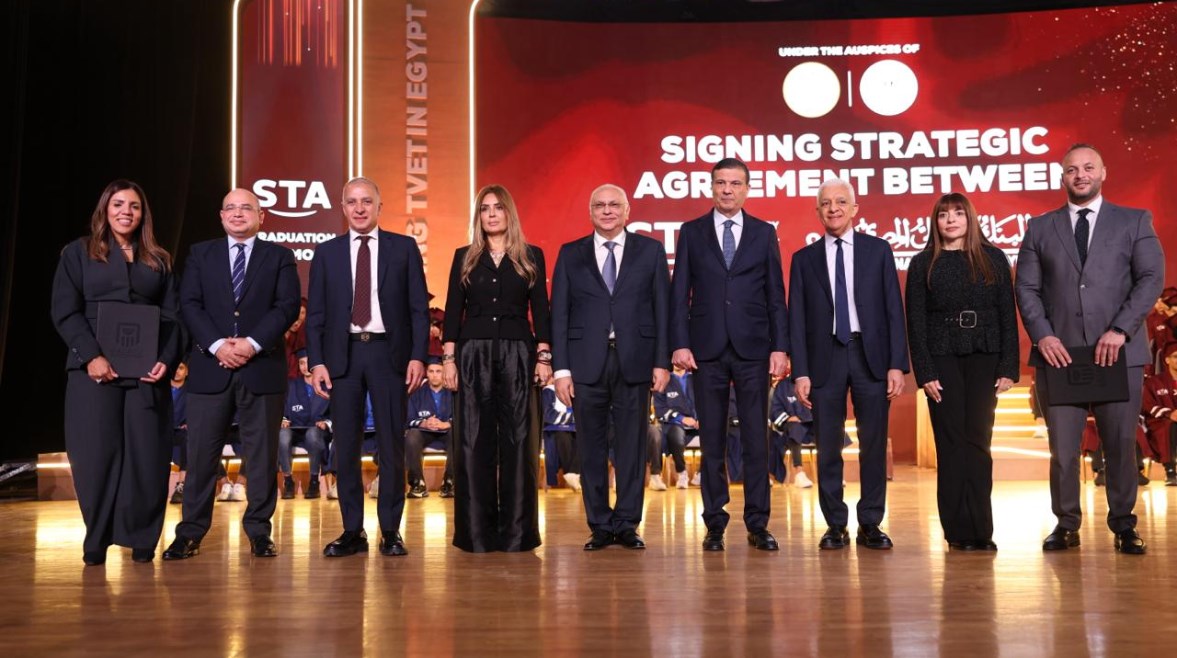 جانب من التوقيع 