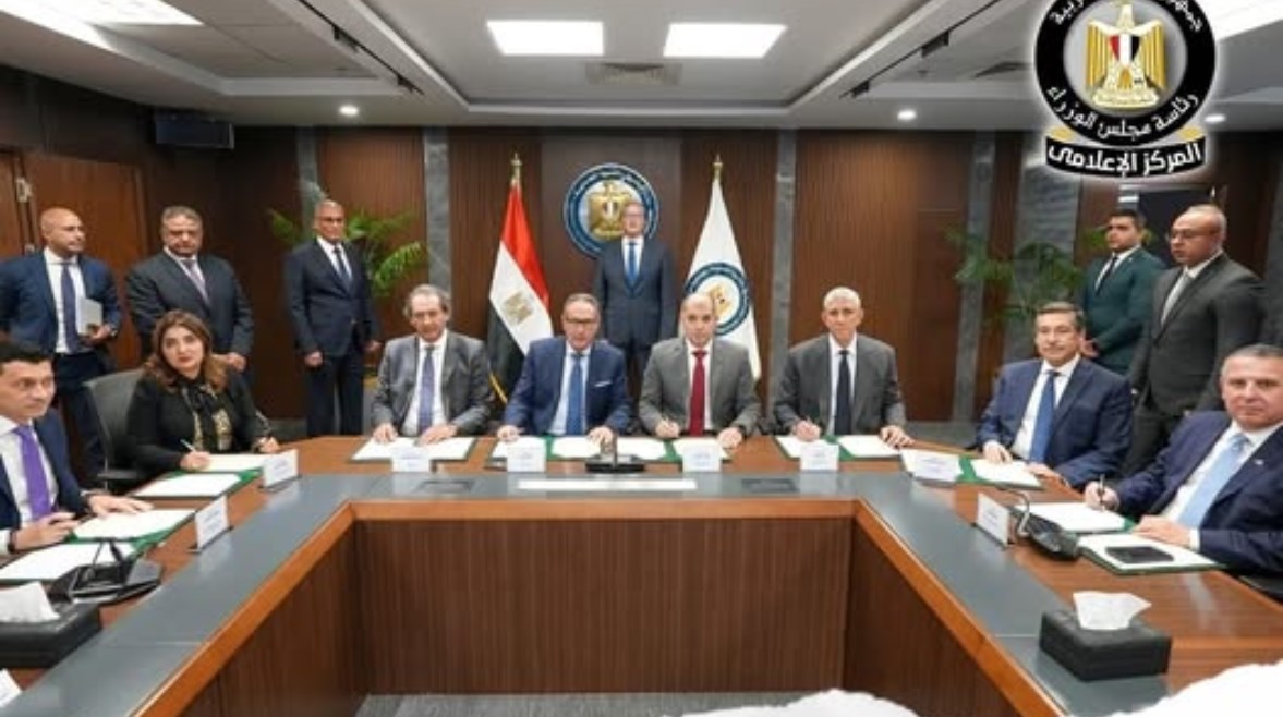 جانب من التوقيع 