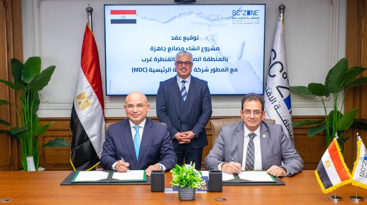 جانب من التوقيع 