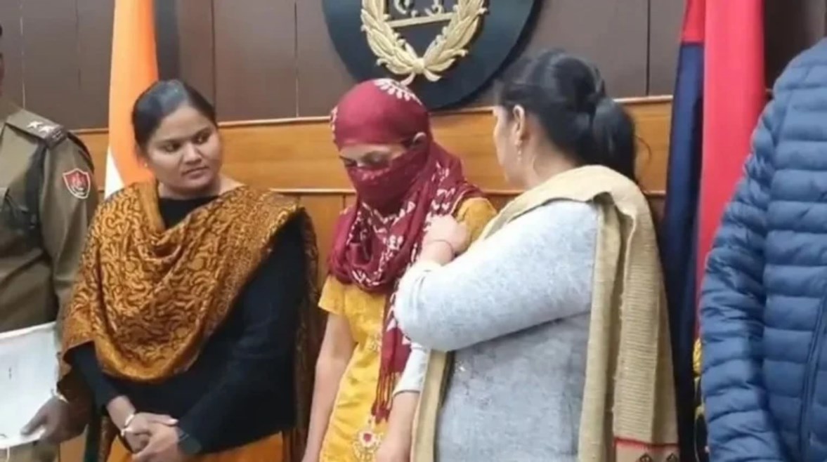 المتهمة خلال جلسة المحكمة