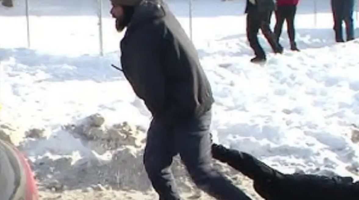 أحد العملاء الفيدراليين وهو يسحل السيدة