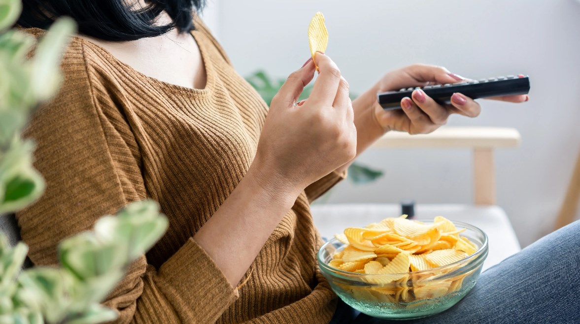 تناول الطعام خلال مشاهدة التلفاز- تعبيرية