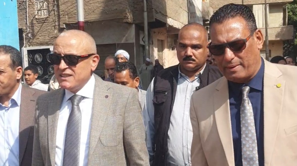 اللواء محمد فاضل رئيس جهاز حماية المستهلك بالأقصر والمهندس عبدالمطلب عمارة محافظ الأقصر 