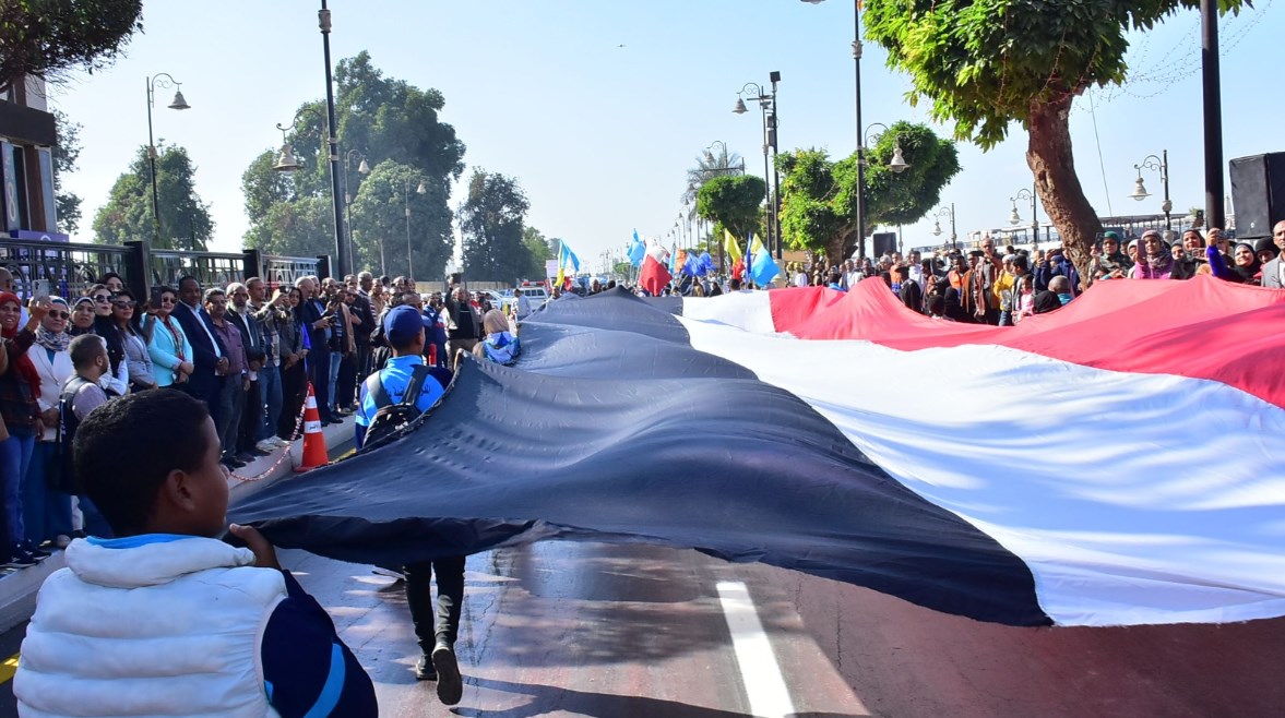 علم مصر يزين احتفالات الأقصر في عيدها القومي 