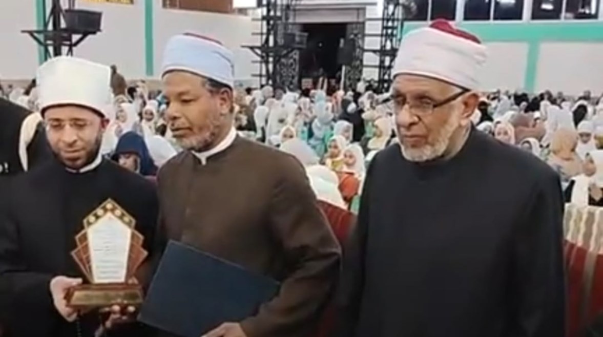 لحظه تكريم وزير الأوقاف للشيخ رمضان خطيب ومحفظ القرأن الكريم 