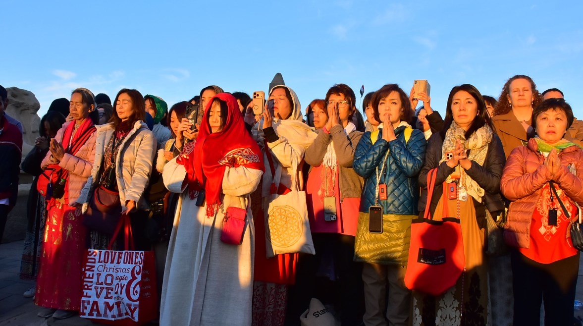 سياح العالم لحظة تعامد الشمس 