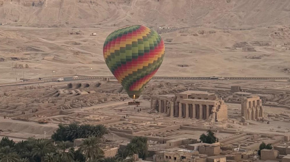 البالون الطائر يزين سماء الأقصر 