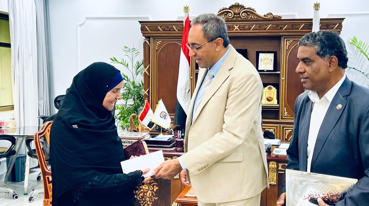 قنا  تكريم الحاجة فاطمة من محافظ قنا 