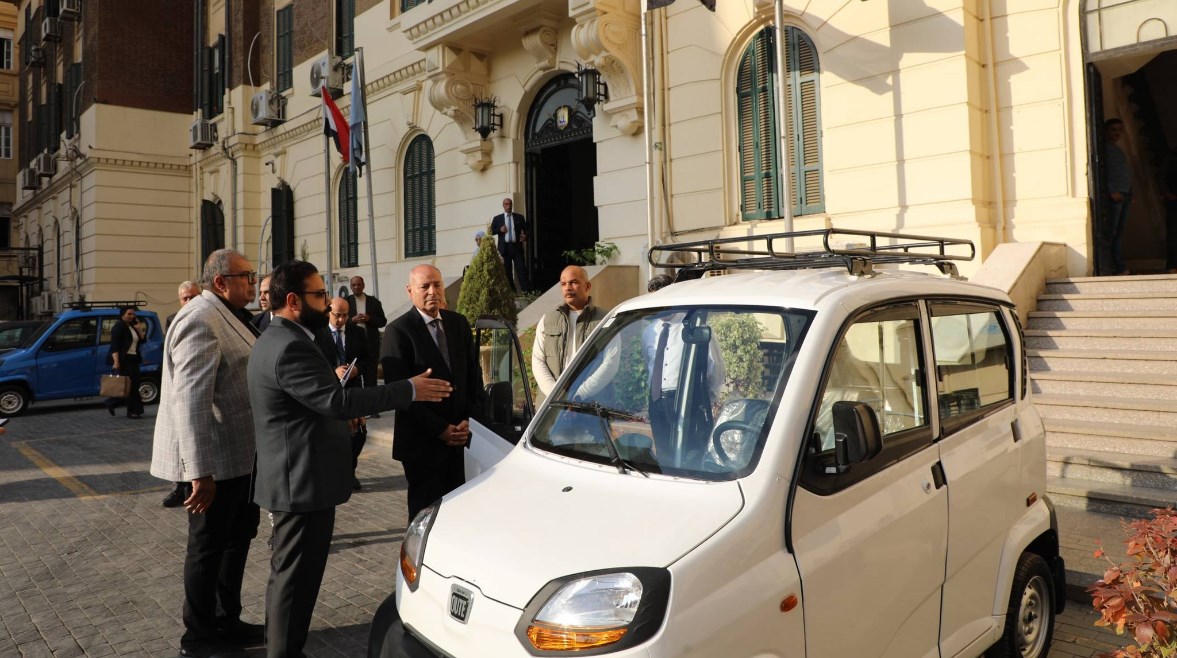 محافظ القاهرة يتفقد السيارة "الكيوت"