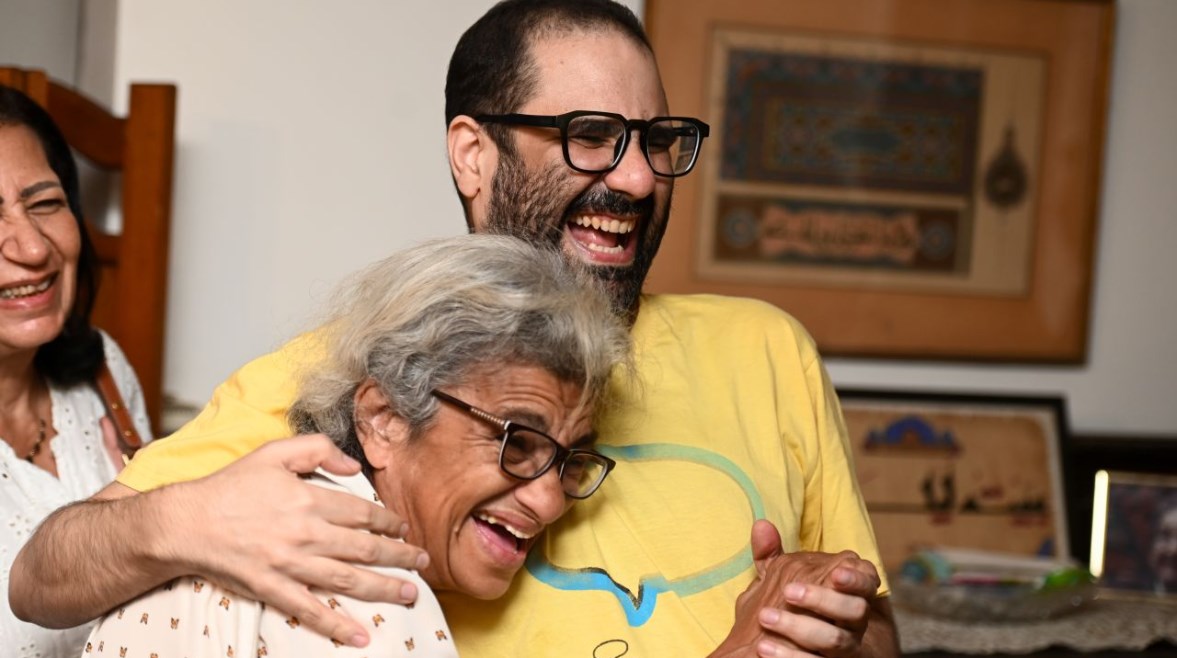 علاء عبدالفتاح ووالدته