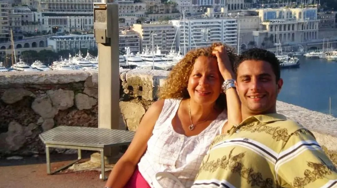 أحمد الفيشاوي ووالدته سمية الألفي