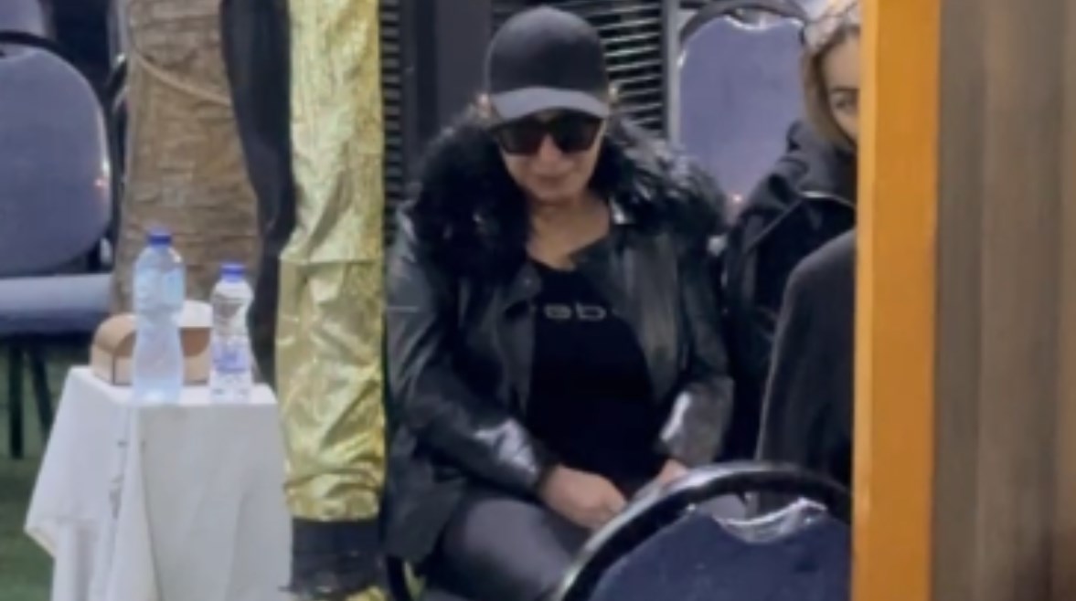 انهيار لمياء الأمير في عزاء شقيقها