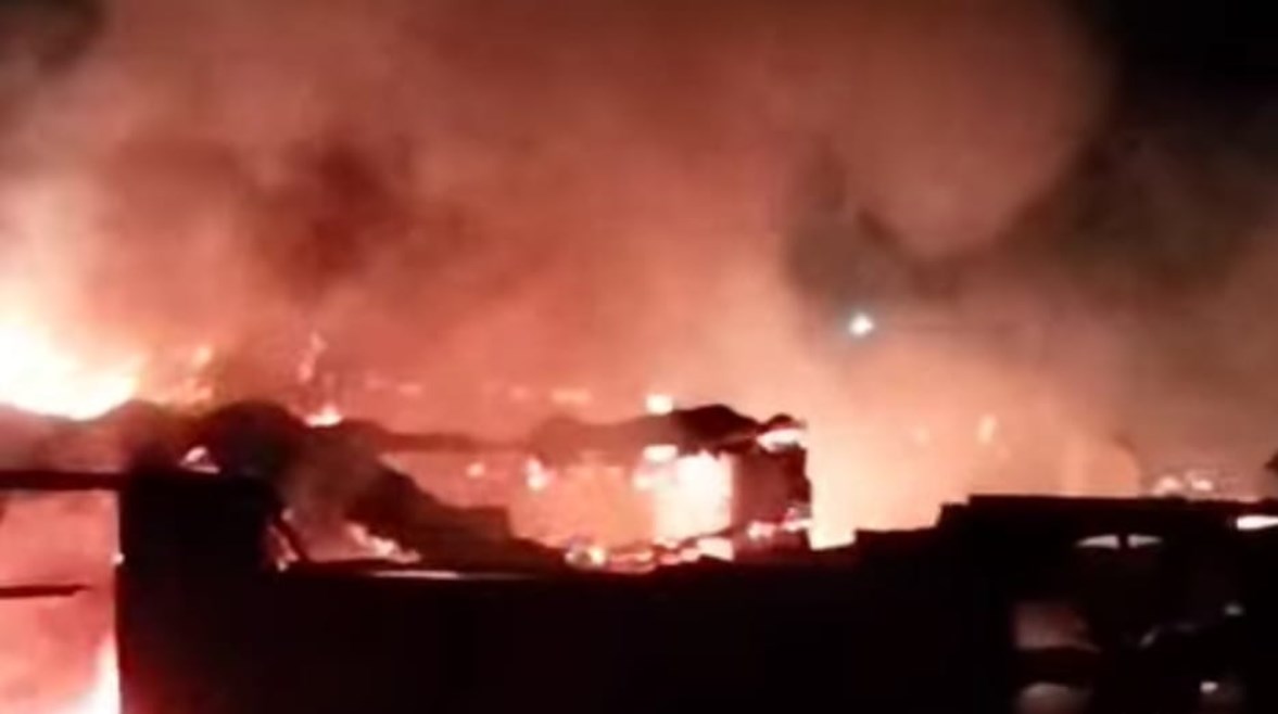 صورة من حريق مزرعة الدواجن بمركز سنورس