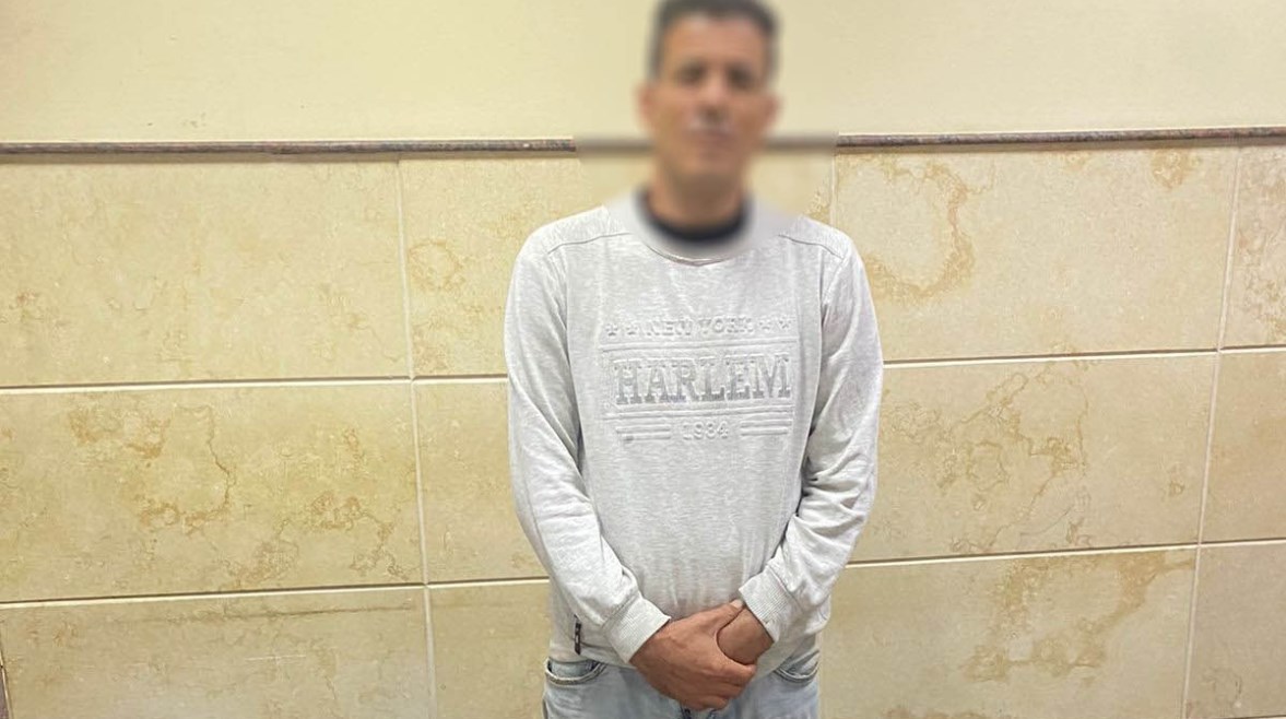 المتهم بعد ضبطه 