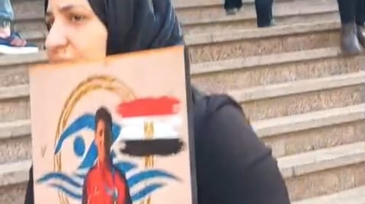  والدة يوسف ترفع صورته امام المحكمة 