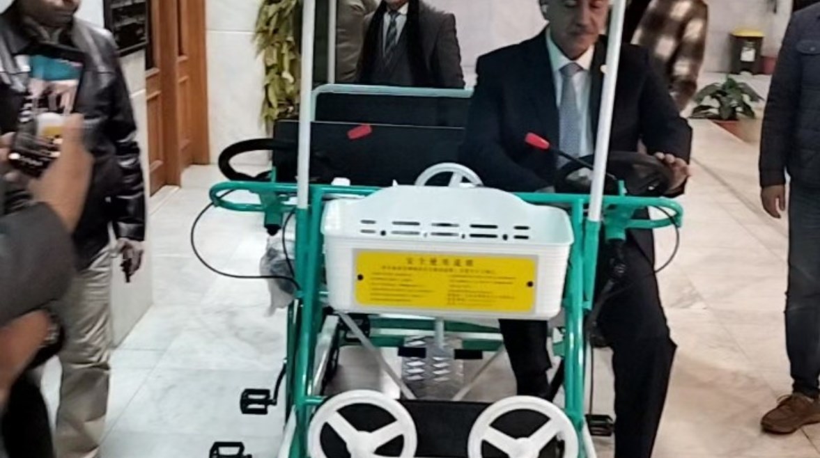 محافظ أسيوط وتجربة النموذج المبتكر لإنهاء فوضى التوك توك