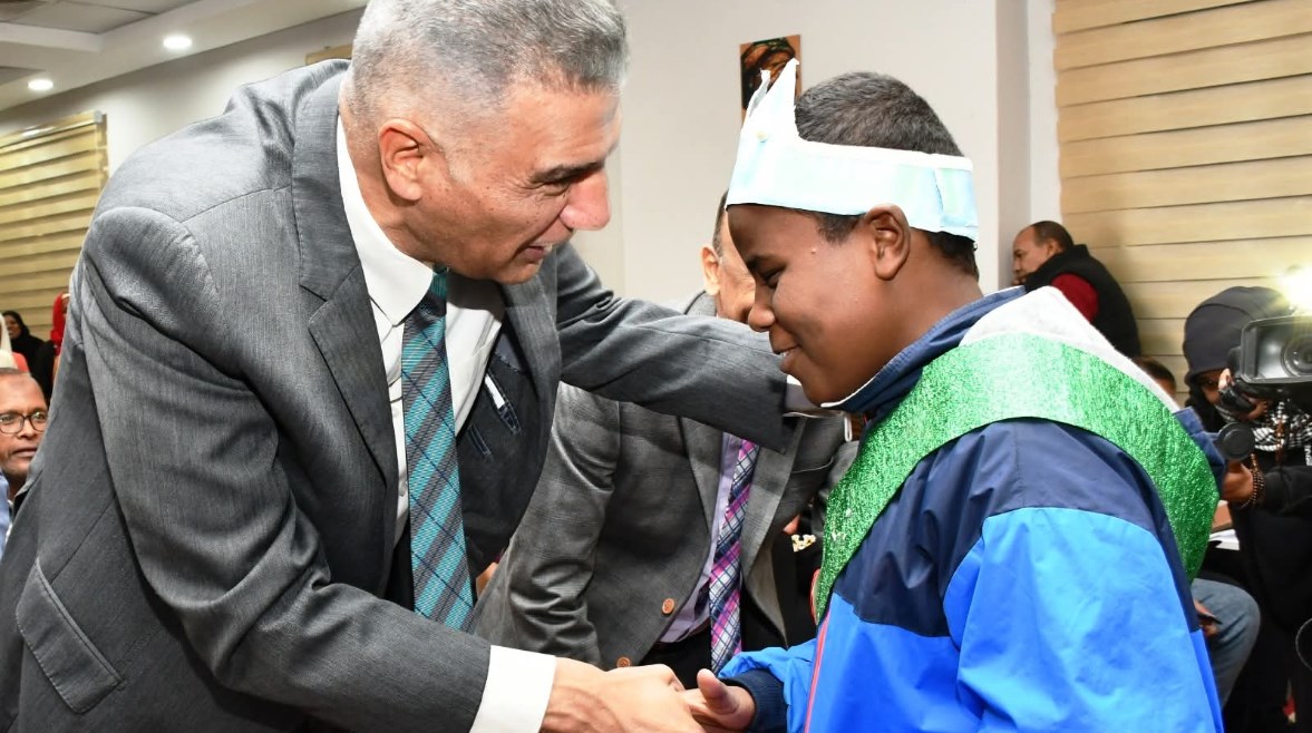 محافظ أسوان يسلم 68 سماعة أذن فى الاحتفال باليوم العالمي لذوي الهمم