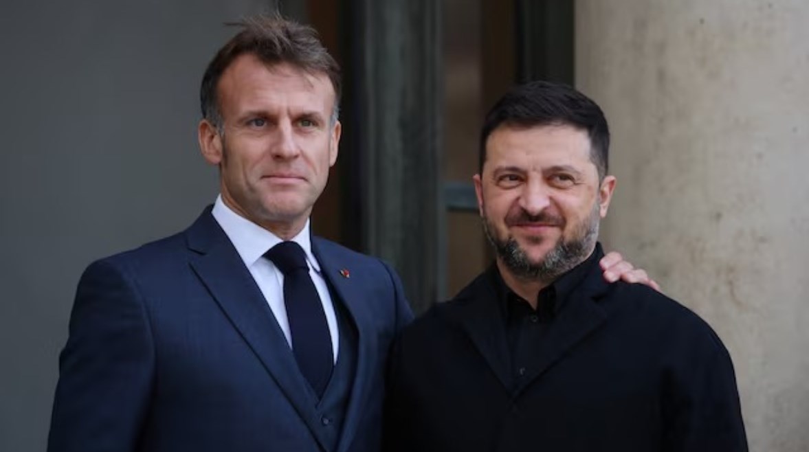 الرئيس الأوكراني فولوديمير زيلينسكي ونظيره الفرنسي إيمانويل ماكرون