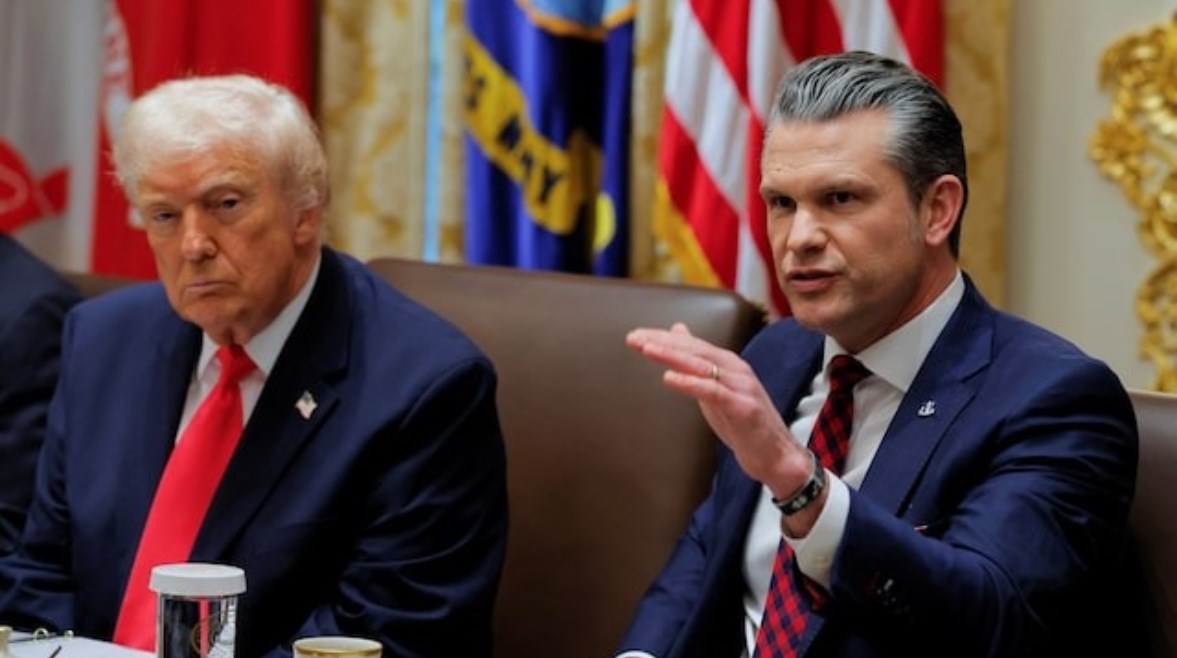 وزير الدفاع الأمريكي بيت هيجسيث يتحدث خلال اجتماع وزاري مع الرئيس الأمريكي دونالد ترامب