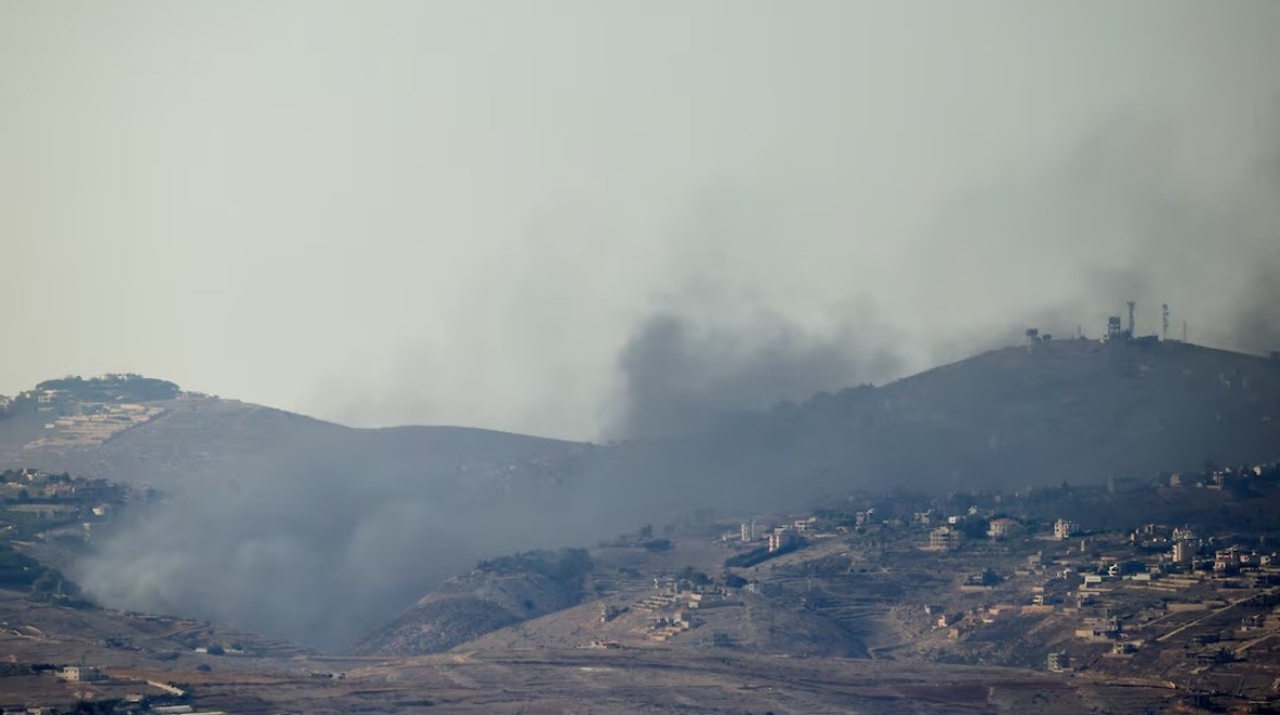 دخان يتصاعد من الجانب اللبناني قرب الحدود الشمالية لإسرائيل يوم 24 نوفمبر 2025 (رويترز)